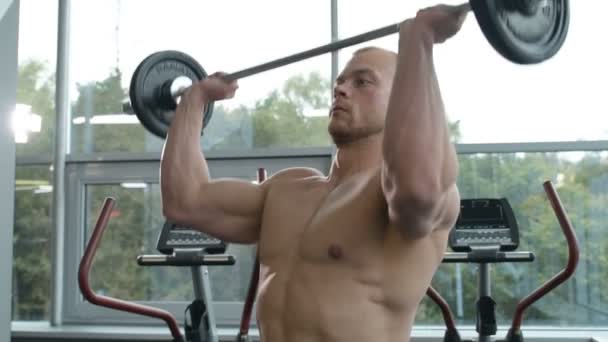 强壮的人把杠铃举过头顶 力量训练与巨大的重量 健身房的运动员 健美与健身概念 — 图库视频影像