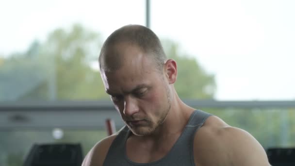 Portrait Rapproché Bel Homme Gymnase Bodybuilder Fort Avec Six Pack — Video