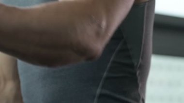 Spor giyimli beyaz bir genç spor salonunda koşu bandında koşuyor. Fitness, vücut geliştirme ve yağ yakma konsepti 