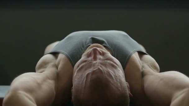 남자가 장에서 운동을 건강과 신체를 건강하게 만드는 개념이다 보디빌더 운동을 — 비디오