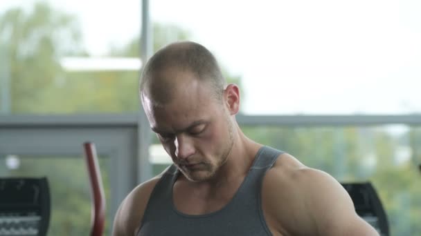 Κοντινό Πορτραίτο Ενός Όμορφου Άντρα Στο Γυμναστήριο Ισχυρή Bodybuilder Έξι — Αρχείο Βίντεο