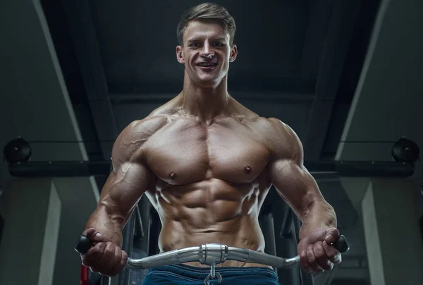 Kulturysta Przystojny Silny Atletyczny Szorstki Człowiek Pompuje Mięśnie Biceps Trening — Zdjęcie stockowe