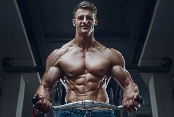 Bodybuilder Όμορφος Ισχυρός Αθλητικός Τραχύς Άνθρωπος Άντληση Μυών Δικέφαλους Προπόνηση — Φωτογραφία Αρχείου