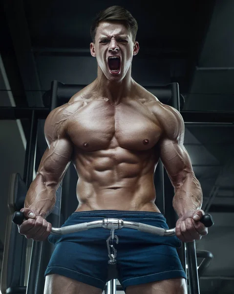 Bodybuilder Stilig Stark Atletisk Grov Man Pumpa Upp Muskler Biceps — Stockfoto