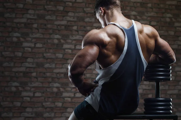 Bodybuilder Gutaussehender Kräftiger Athletischer Rauer Mann Der Die Rückenmuskulatur Aufpumpt — Stockfoto