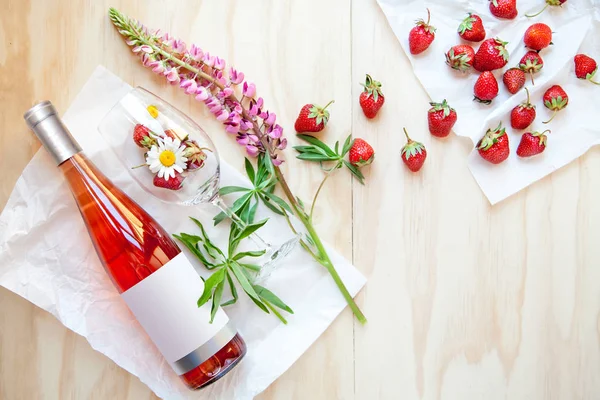 Flasche Rosenwein Mit Erdbeere Und Blumen Auf Holz Hintergrund — Stockfoto