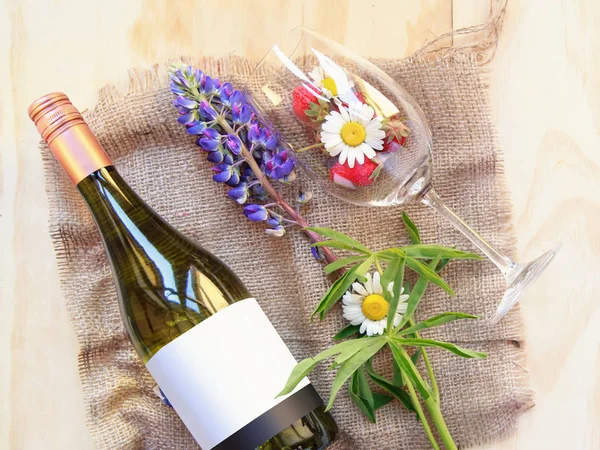 Flasche Weißwein Und Glas Mit Erdbeere Und Blumen — Stockfoto