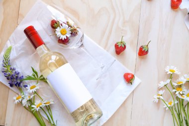 Ahşap arka plan üzerinde beyaz şarap şişe