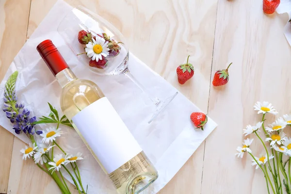 Flasche Weißwein Auf Einem Hölzernen Hintergrund — Stockfoto