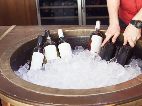  beyaz kırmızı ve pembe şişe şarap buz