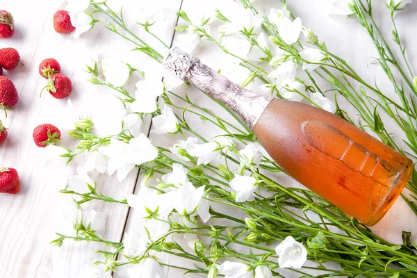 beyaz çiçekler ve çilek ile pembe şampanya