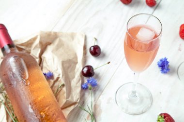 gül şarap bardakları çilek kiraz mavi cornflowers jn ahşap arka plan