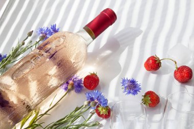 gül şarap bardakları çilek mavi cornflowers şişe 