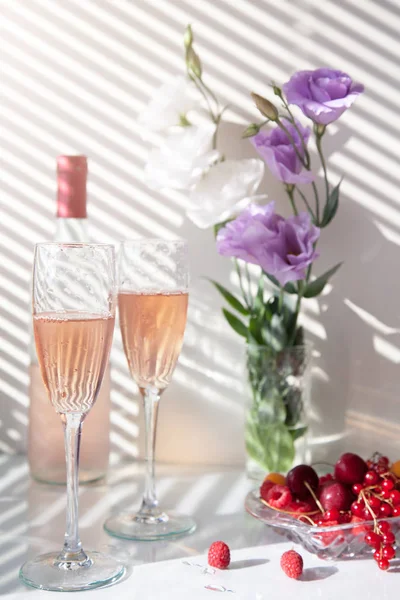 Bottle Glasses Rose Wine Flowers Fruit — Stock Photo, Image