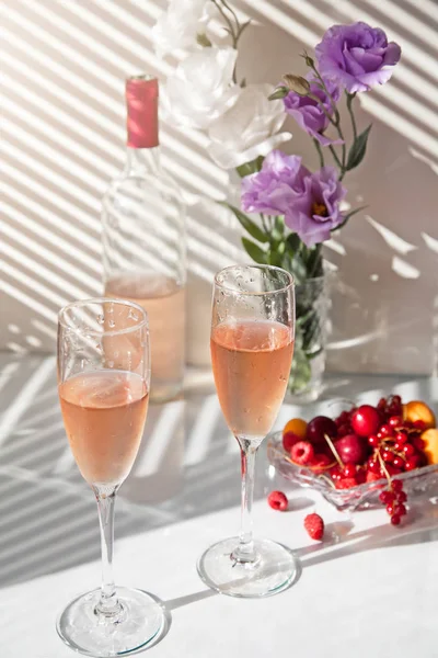 Bottle Glasses Pink Wine Flowers Fruit — Stock Photo, Image
