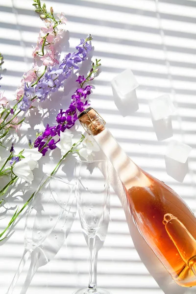 Una botella de champán rosa, vino de rosas frías, vasos, flores, ic —  Fotos de Stock