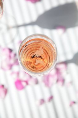 pembe şampanya bir şişe, soğuk gül şarap, bardak, çiçek, ic