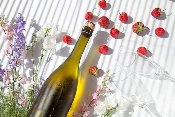 bir şişe şampanya, soğuk kuru şarap, bardak, çiçek, buz