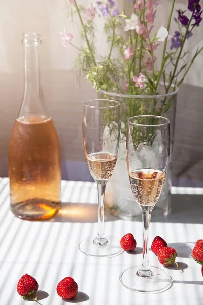 pembe şampanya bir şişe, soğuk gül şarap, bardak, çiçek, ic