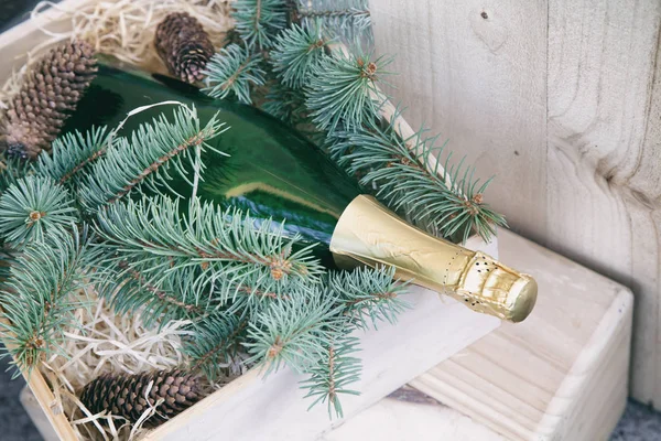 Una botella de champán y decoración navideña —  Fotos de Stock