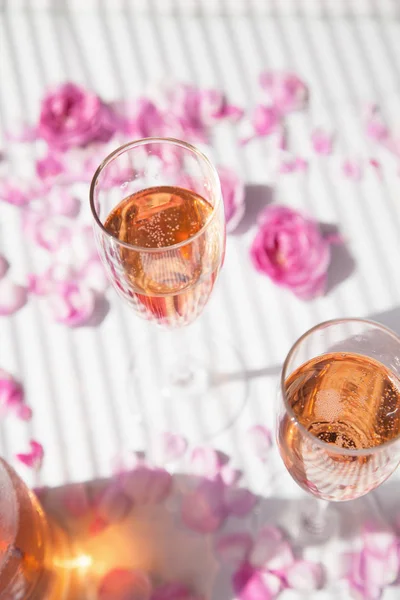 şampanya şişesi ve gözlük