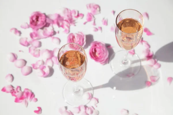 Glasses with pink sparkling wine — Stock Photo, Image