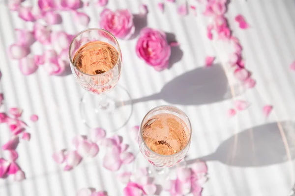 İki kadeh şampanya. 