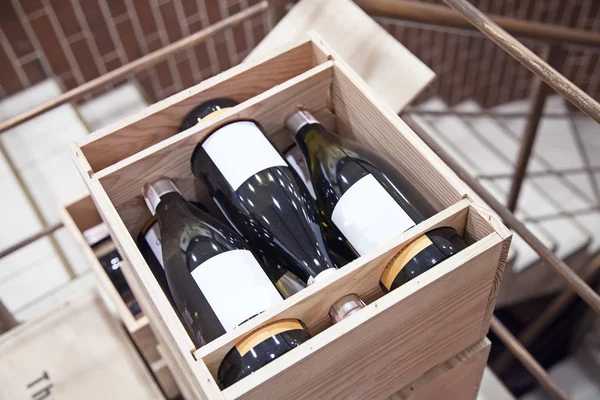 Cajas de vino en la tienda vista superior —  Fotos de Stock