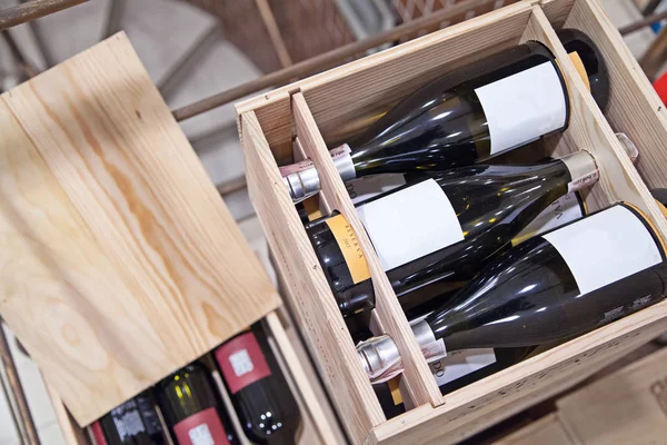 Cajas de vino están en la tienda —  Fotos de Stock
