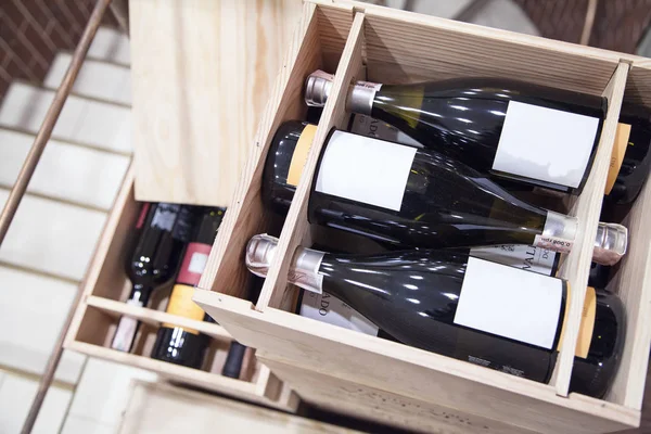 Tres botellas de vino en una caja para la entrega de vino para el holid —  Fotos de Stock