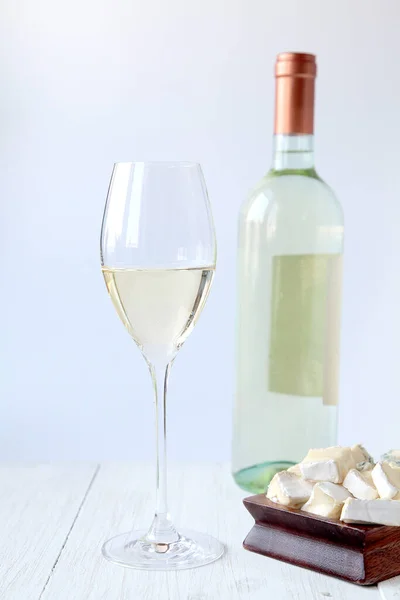 Eine Flasche Weißwein Ein Glas Und Käse Auf Einem Holzbrett — Stockfoto