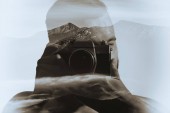 Černobílý portrét muže s kamerou. Dvojitá expozice, krásné horské krajiny pozadí. Ve vintage stylu.