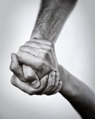 Kurtuluş kavramı. Siyah beyaz görüntü kurtarma (yardım zamanında iki kişi el).