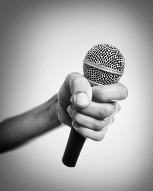 El mikrofon, siyah ve beyaz ile insan.