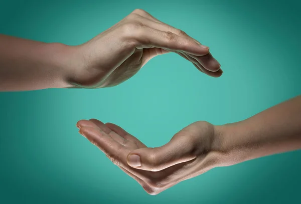 Frauenhandflächen Mit Freiraum Auf Grünem Und Blauem Hintergrund Pflege Schutz — Stockfoto