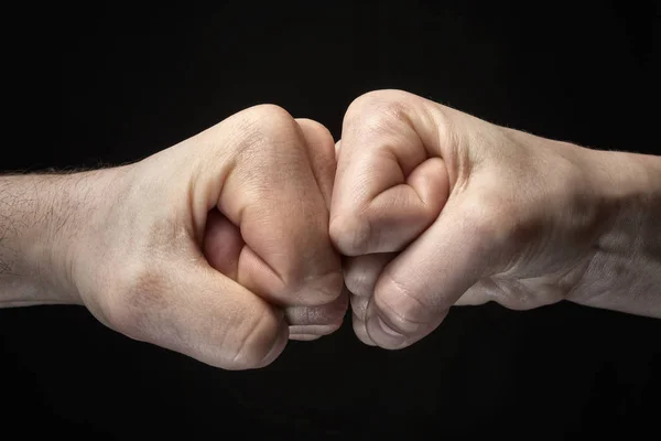Nahaufnahme Zusammenprall Zweier Fäuste Auf Schwarzem Hintergrund Konzept Von Konfrontation — Stockfoto
