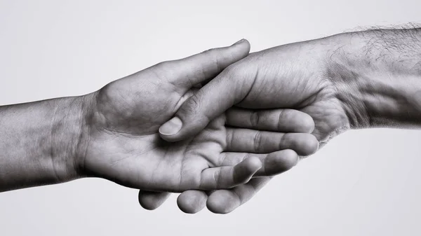 Conceito Salvação Imagem Preto Branco Das Mãos Duas Pessoas Momento — Fotografia de Stock