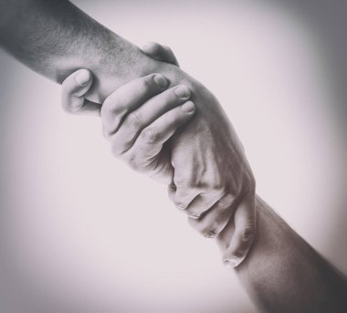 Karşılıklı yardım kavramı. Siyah ve beyaz, iki el dramatik görüntü.