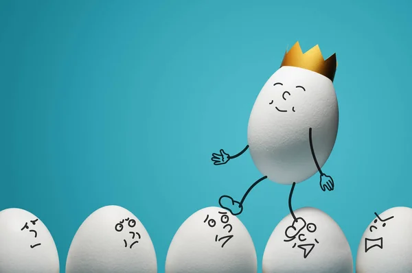 Concept Ambitiousness Careerism Egg Golden Crown Walks Heads White Eggs — Stock Photo, Image