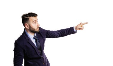 İzole beyaz zemin üzerine elbiseli sakallı bir adam portresi. O duygusal olarak parmağıyla işaret.