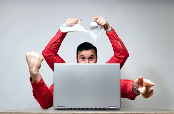 Jefe Enojado Cuatro Brazos Vestido Con Una Camisa Roja Concepto — Foto de Stock