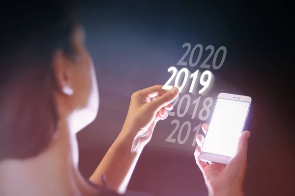 Женщина Выбирает 2019 Год Своем Смартфоне Новый 2019 Год Высоких — стоковое фото