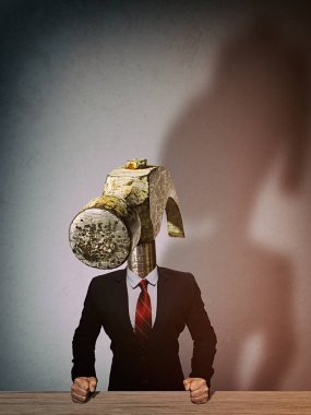 Elbiseli adam bir çekiç şeklinde bir kafa ile. Kızgın bir patron metaforu.