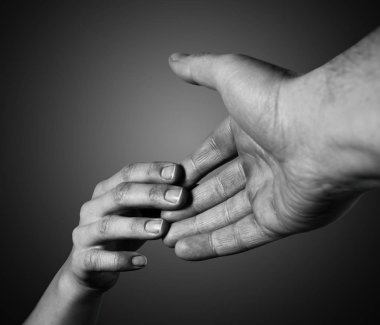 Yardım eli. Başka bir kişi bir yardım eli ödünç insan. Siyah ve beyaz.