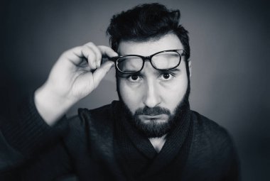 Gözlüklü ciddi bir adam portresi siyah ve beyaz.