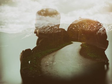 Çift Pozlama sakallı gezgin ve yol ile. Seyahat metaforu.