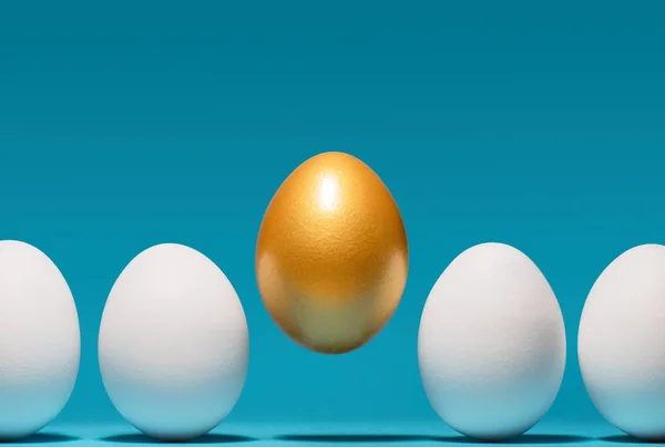 概念的个性 排他性 更好的选择 一枚金蛋之间白鸡蛋在蓝色背景 — 图库照片