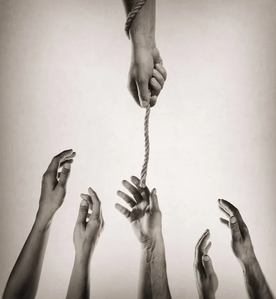 Mão Joga Corda Para Outras Pessoas Conceito Salvação Imagem Preto — Fotografia de Stock