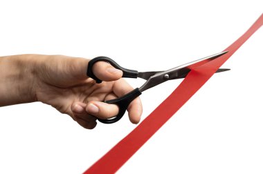 Bir şey açılış kavramı. Makas eller içinde kırmızı saten şerit keser.