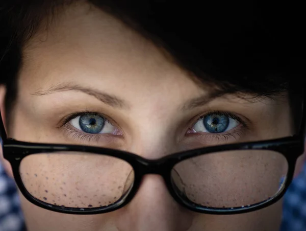 眼鏡を視力の問題で女の子に見えます 雨の滴で覆われているガラス — ストック写真